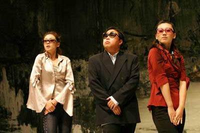 舞台幕后的权力游戏 红红、莉莉与经纪人的演出经纪